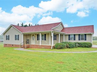 36 Bio Ln, Hartwell, GA 30643