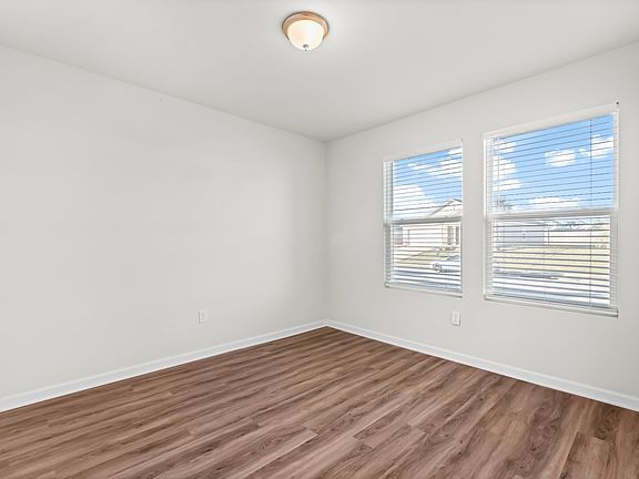 5th image of 698 Whispering Creek Ave