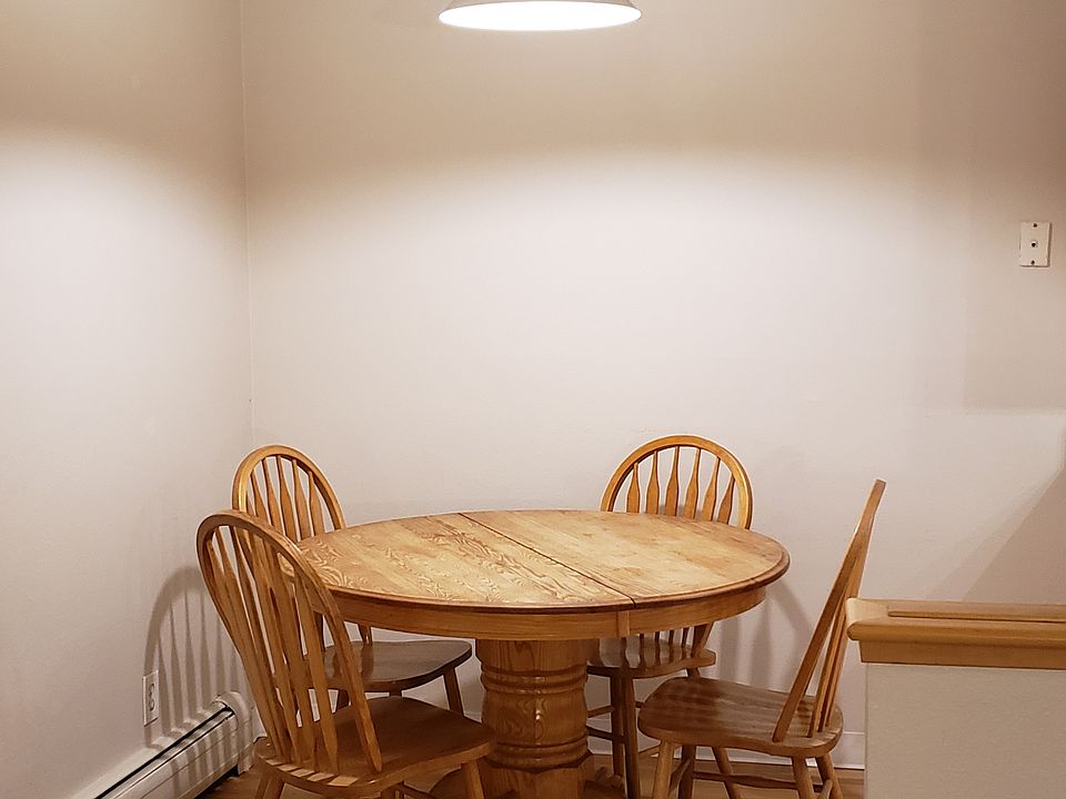 Dining room seats 4.