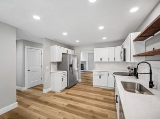 3894 92nd Dr, Urbandale, IA 50322