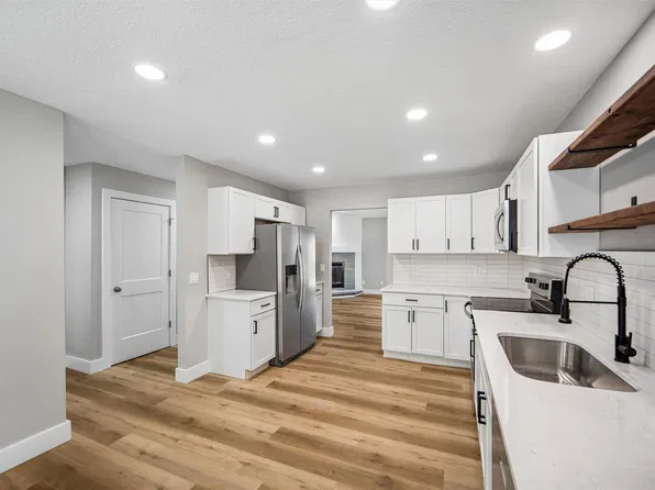 3894 92nd Dr, Urbandale, IA 50322