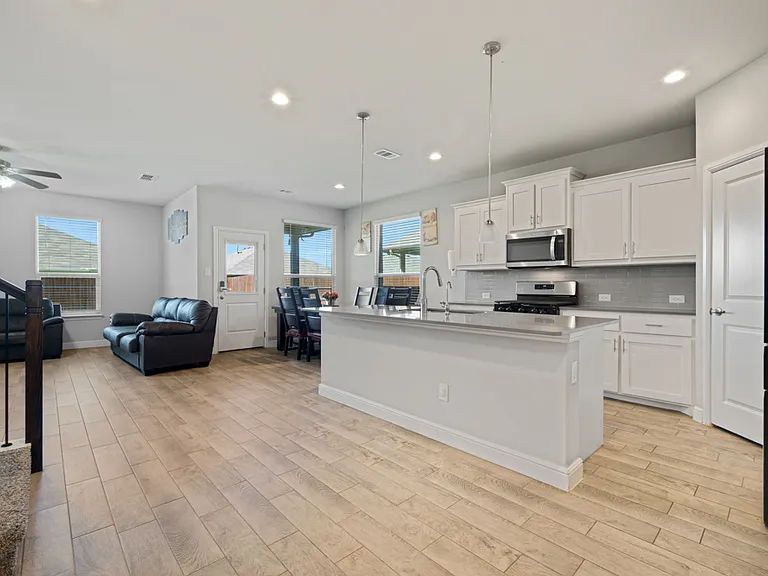 1112 Croxley Way — Photo 3