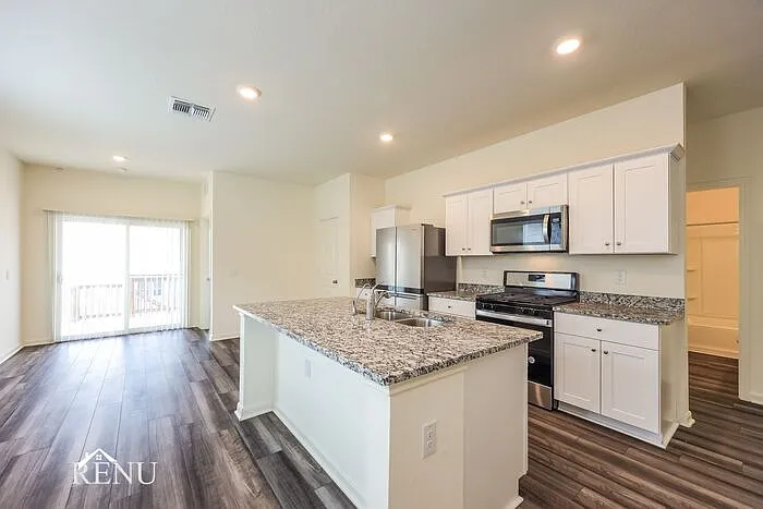 3 bed, 2.0 bath, 1412 sqft, $1,760 — Photo 3
