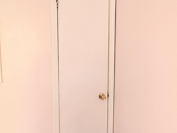 5th image of 6839 Myrtle Ave #3RR
