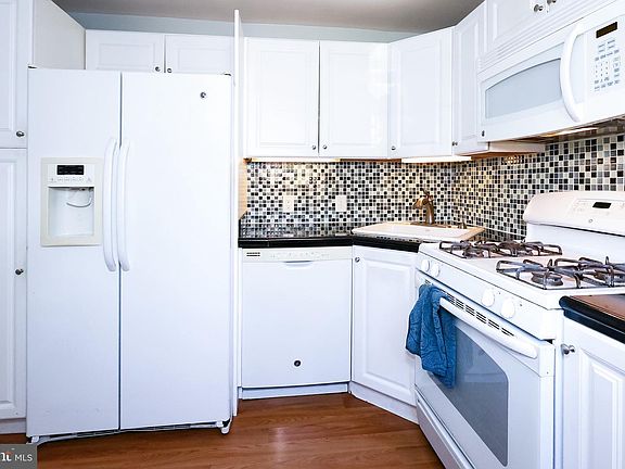 3rd image of 3426 Loganview Dr