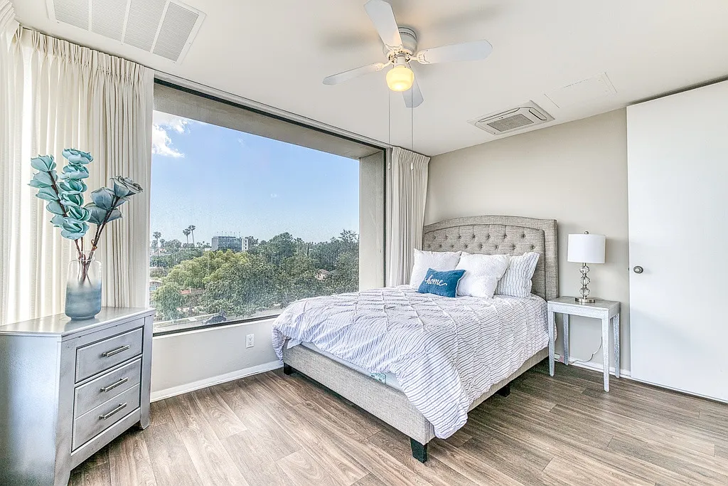 Bay Towers at Bixby Knolls - 55+ Active Adult Apartments — Photo 2