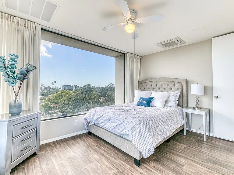 Bay Towers at Bixby Knolls - 55+ Active Adult Apartments — Photo 2