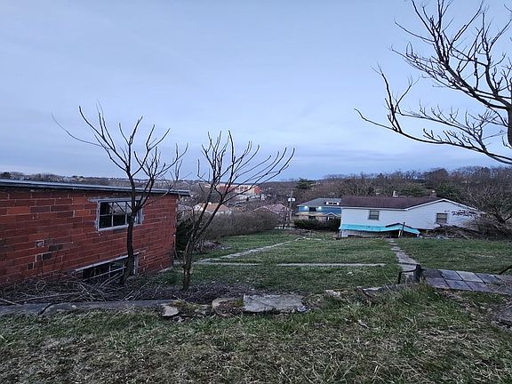 5th image of 525 Lowry Ave