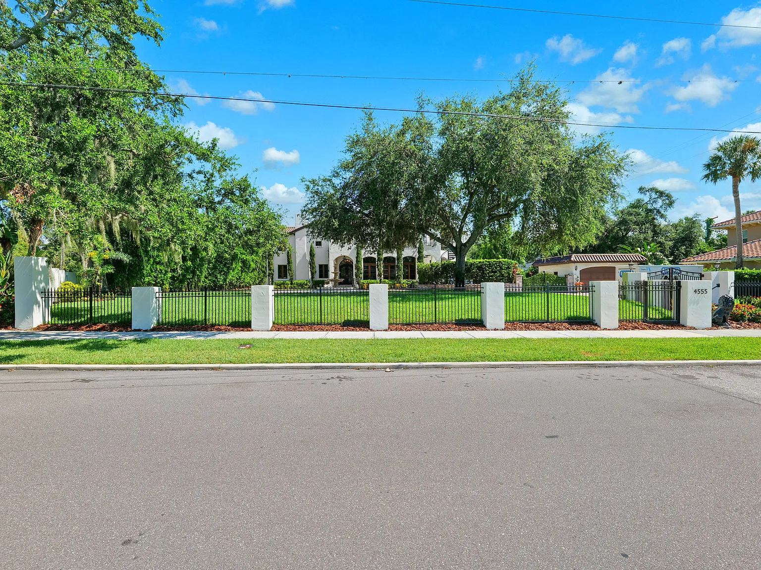 5 bed, 6833 sqft, $20,000 — Photo 3