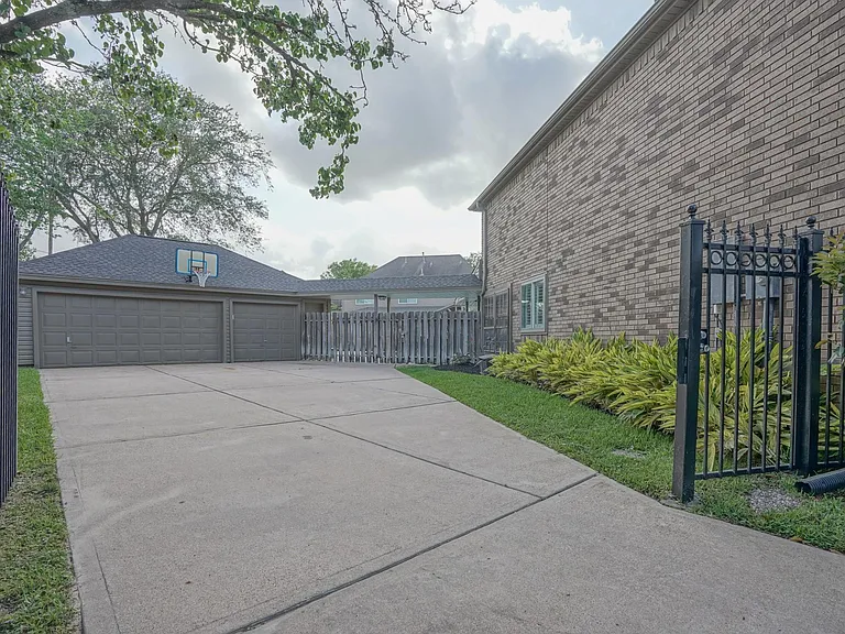 2108 Lakeway Dr — Photo 10