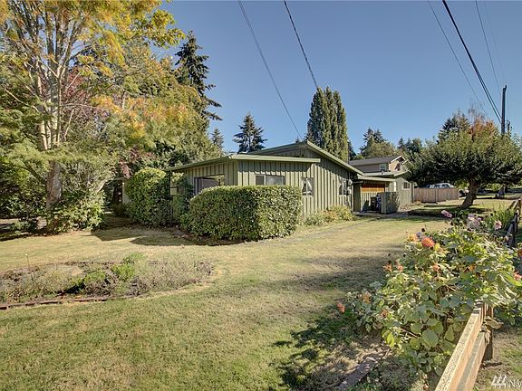 This large & spacious 2830 square foot rambler sits on a beautiful corner lot and is just minutes away from Endolyne Joes, Lincoln Park and the Fauntleroy Ferry!