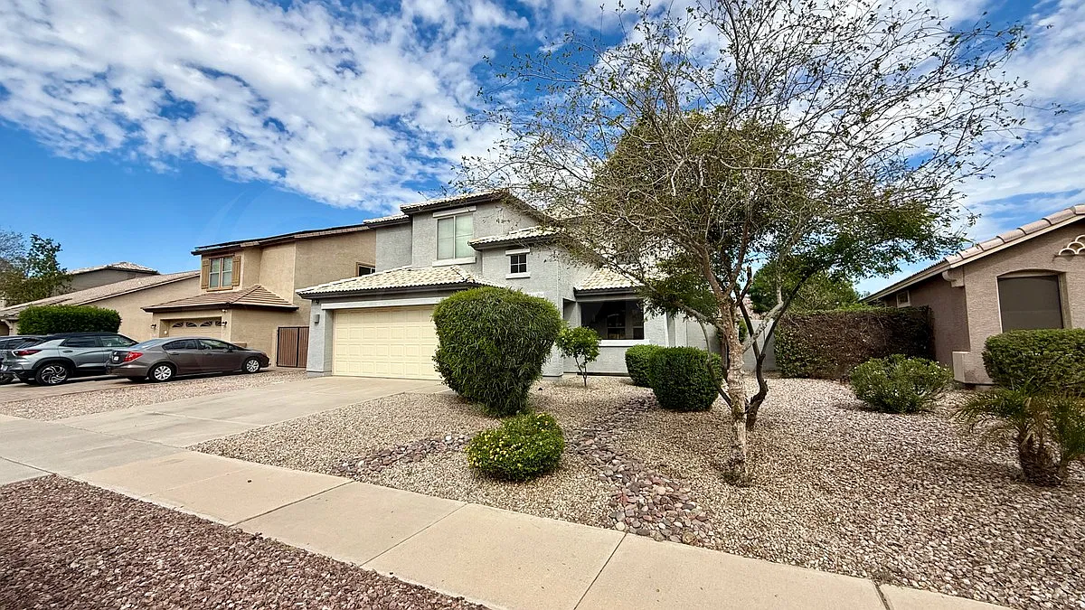 5 bed, 3.0 bath, 2328 sqft, $2,999 — Photo 2