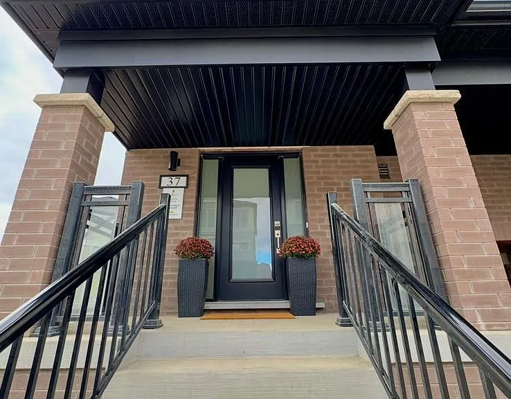 37 Brandon Cres — Photo 1