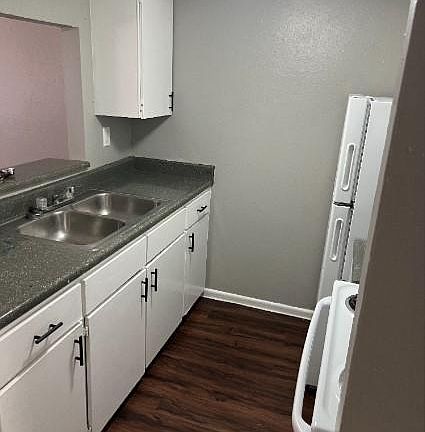 4th image of 428 Montrose Ave #101