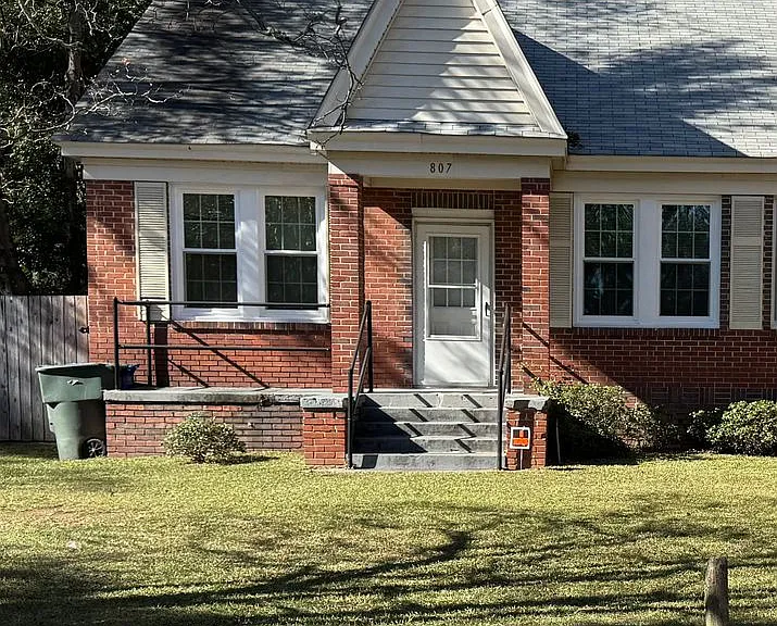 807 Cedar Ter — Photo 1
