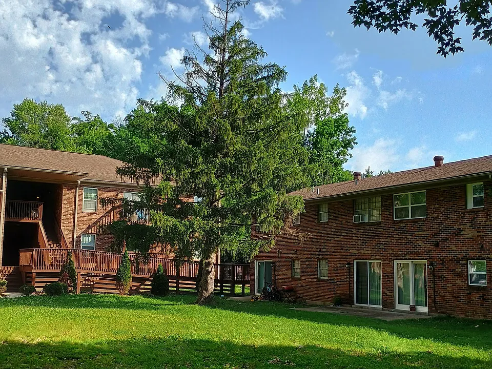 1202 E Walford Dr #11