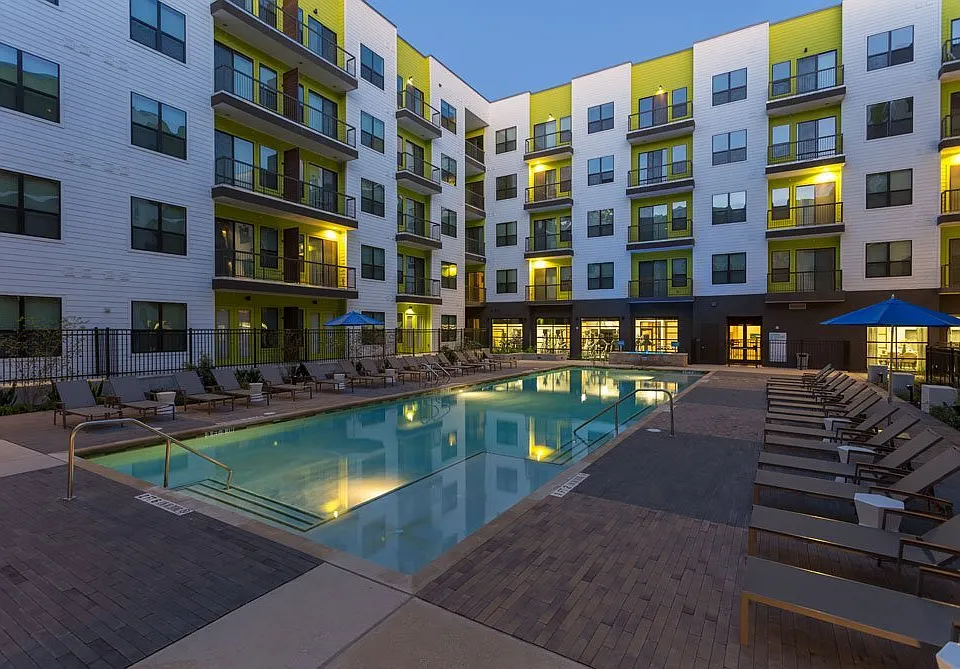 Azul Lakeshore apartments community photo