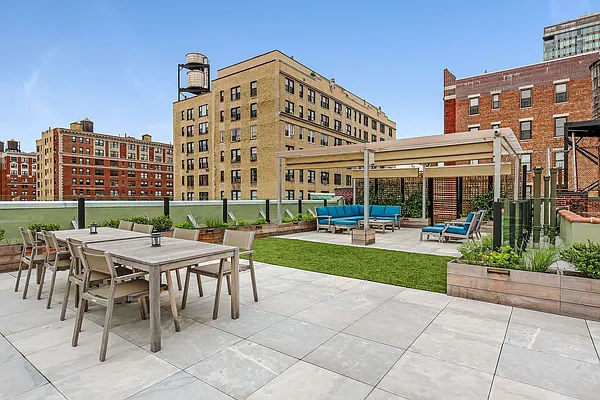 Sold by AAU Real Estate Advisors | media 11
