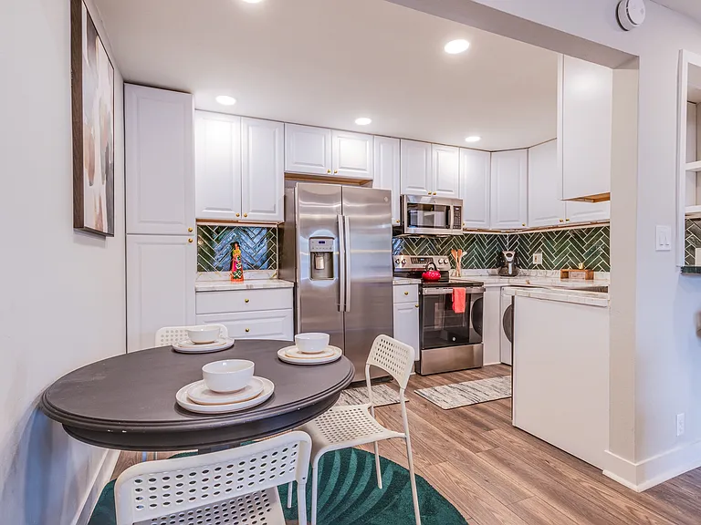 S Royal Crest Cir — Photo 11