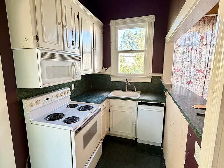303 Crayton St — Photo 4