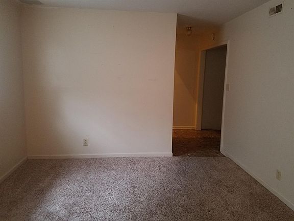5th image of 945 Greenwood Ct