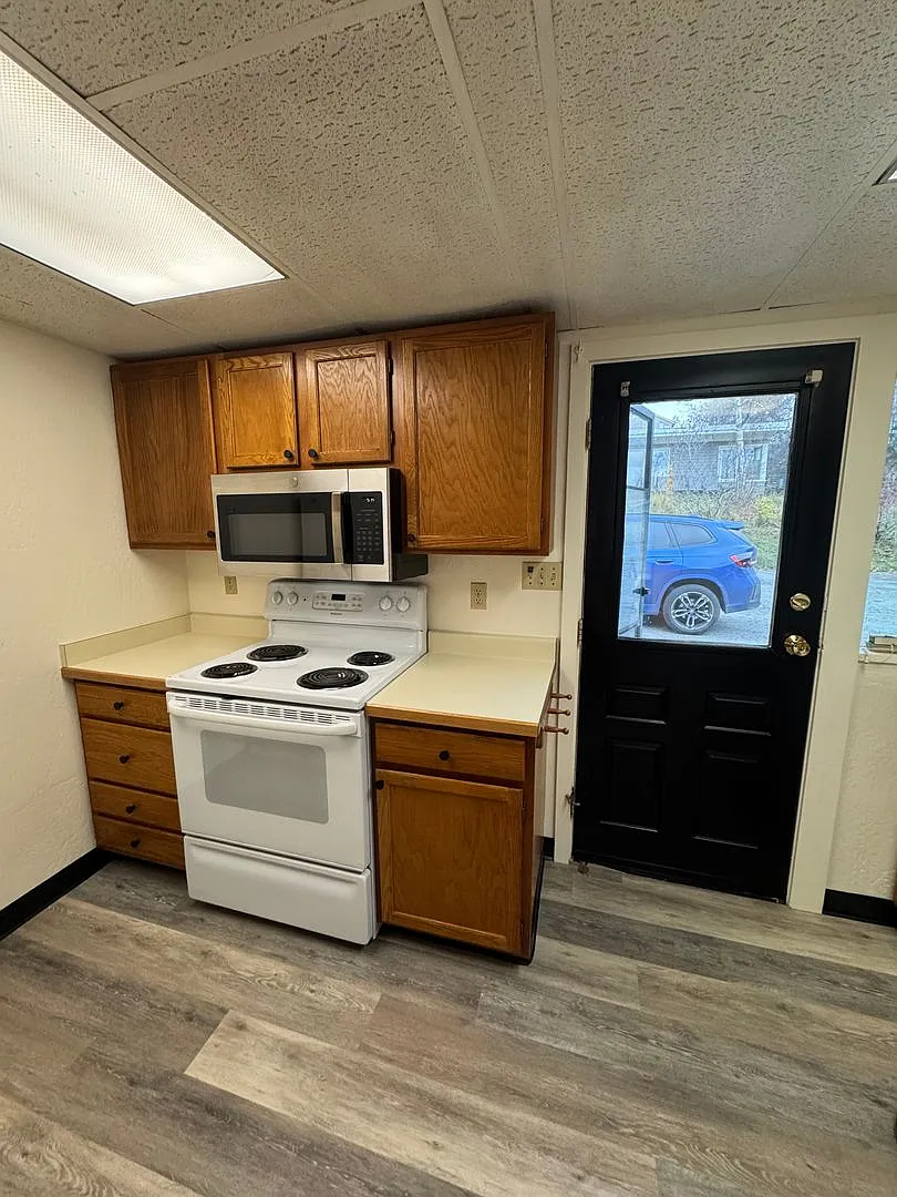 1752 W 11th Ave - SG50/50 — Photo 4