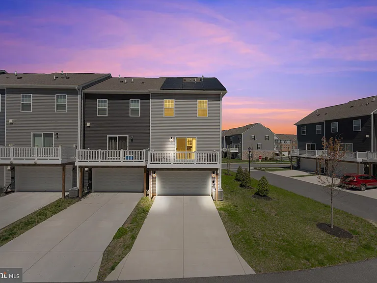 9611 Silver Bluff Way — Photo 32