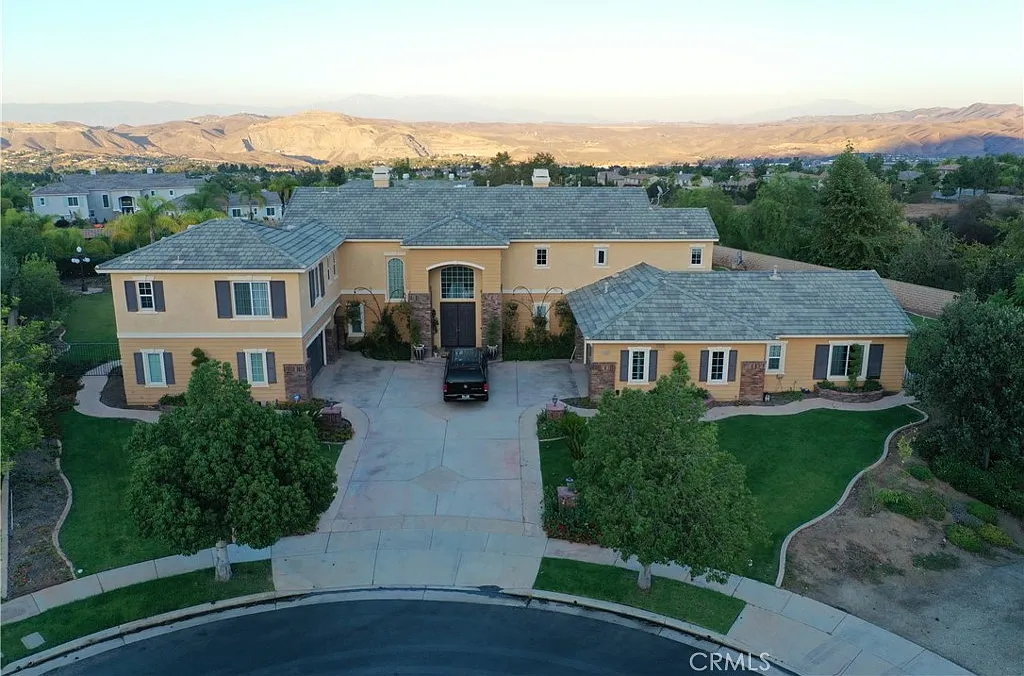5 bed, 4.5 bath, 5317 sqft, $7,740 — Photo 2