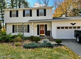 35 Lamplighter Ln, Saratoga Springs, NY 12866