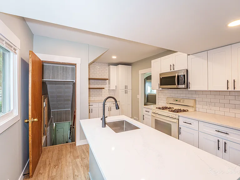 939 Veto St NW — Photo 2