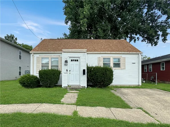 2015 9th St, Charleston, IL 61920