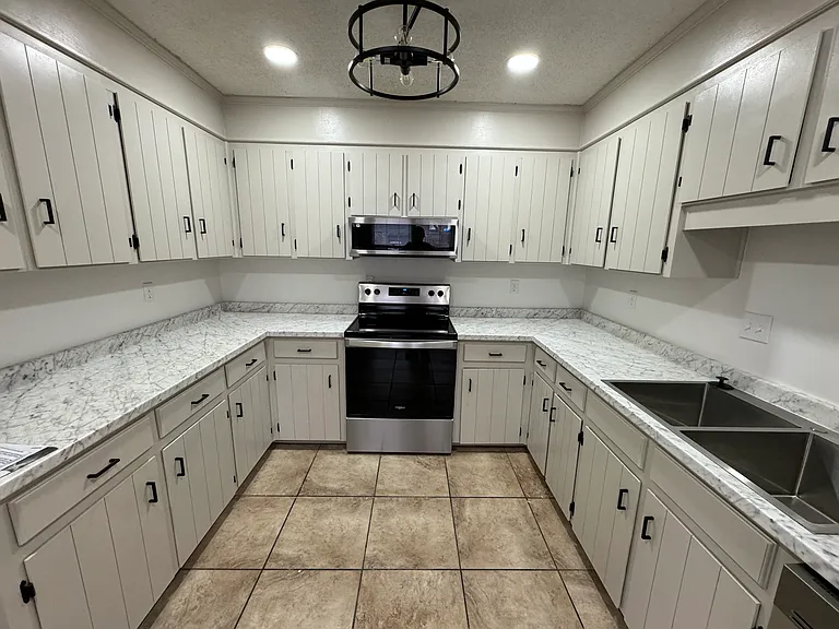 1103 Eastwood Dr — Photo 2