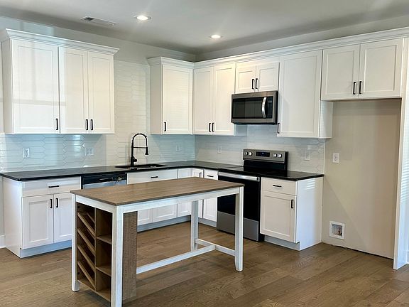 4th image of 130 W Hall St