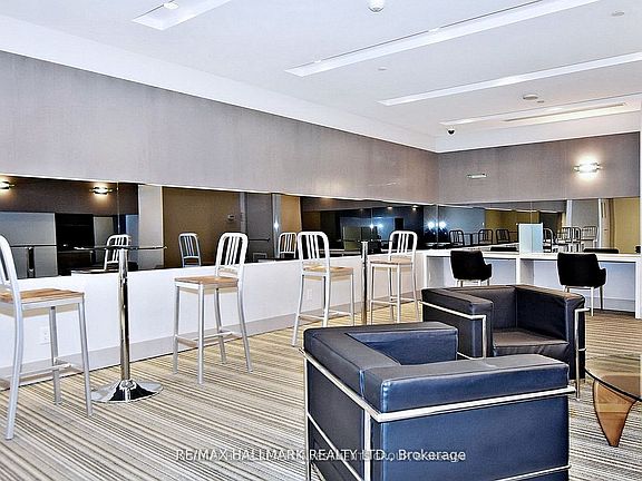 4th image of 7165 Yonge St #833