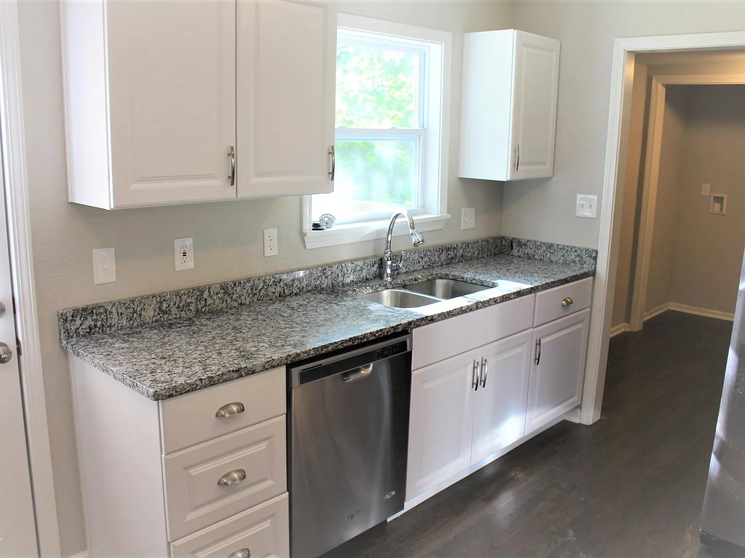 3 bed, 952 sqft, $2,000 — Photo 2