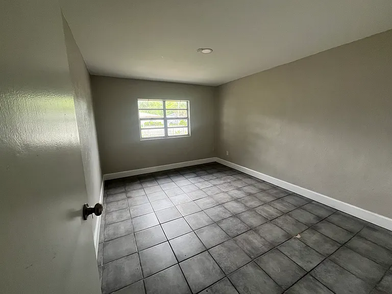 2615 S Laurel Ave — Photo 7