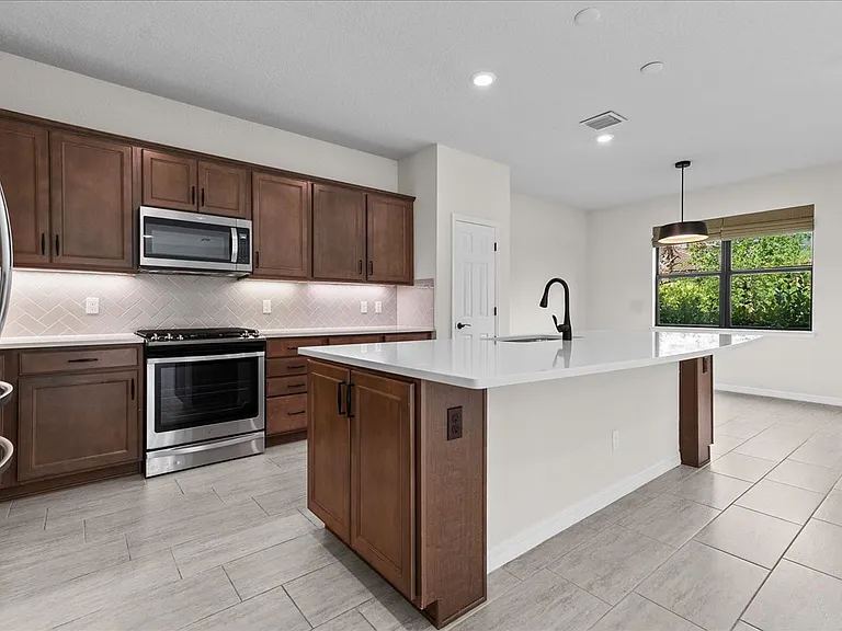 640 SE Monet Dr — Photo 7