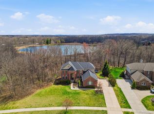 3235 Woodview Cir, Lake Orion, MI 48362