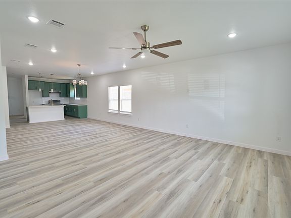 4th image of 1405 E Maddox Ave