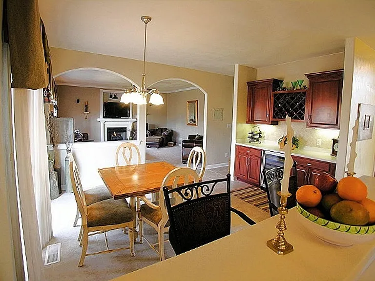 Breakfast Area / Wine Bar