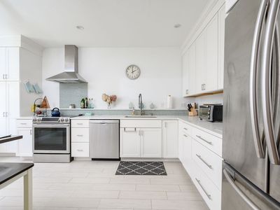 866 E 6th St APT 1, South Boston, MA, 02127