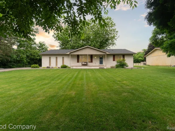 1492 Raleigh Dr, Brighton, MI 48114