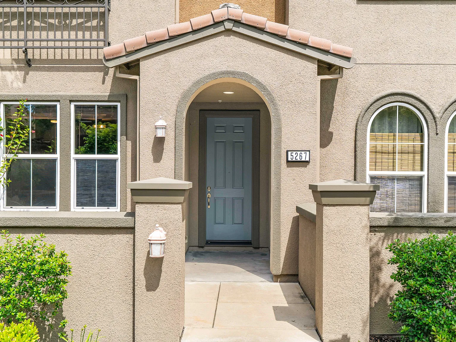 3 bed, 2.5 bath, 2050 sqft, $3,950 — Photo 1