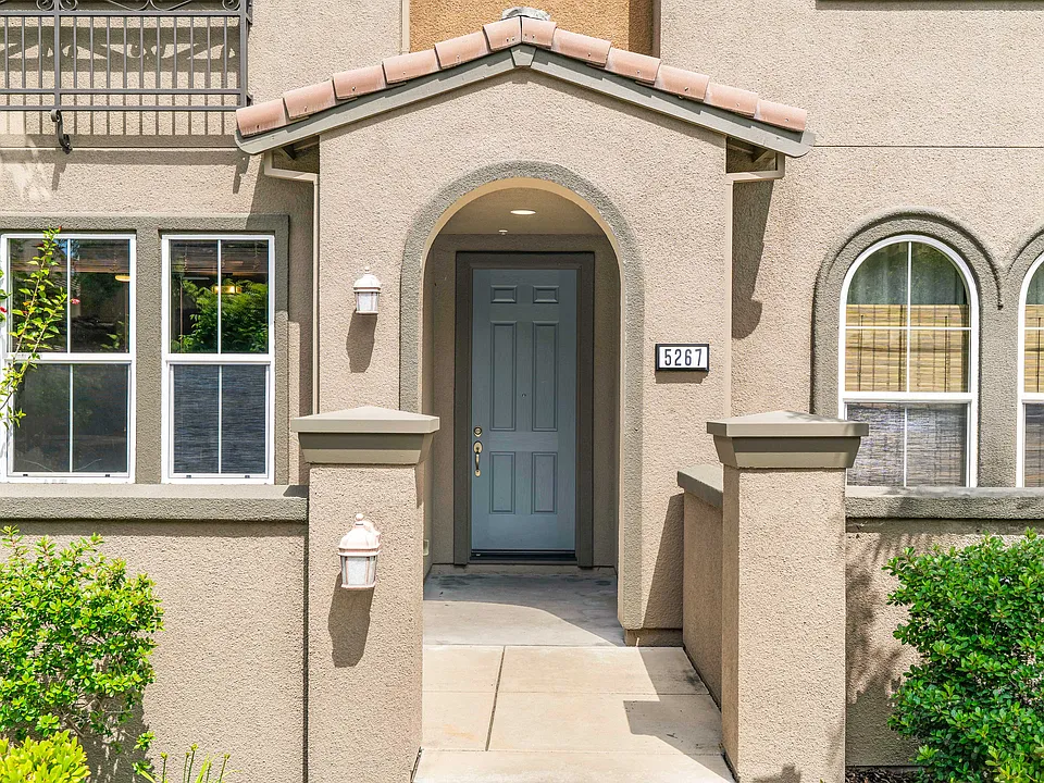 5267 Fioli Loop