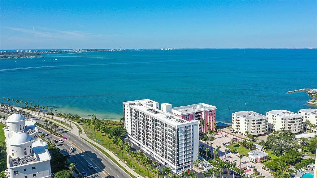 2 bed, 2.0 bath, 1389 sqft, $5,750 — Photo 1