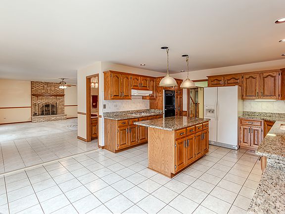 3rd image of 18633 Swan Dr