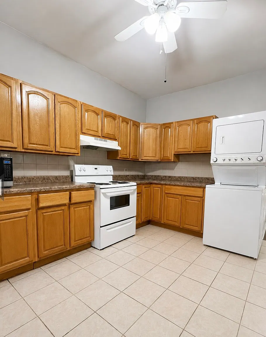 2 bed, 900 sqft, $1,350 — Photo 3