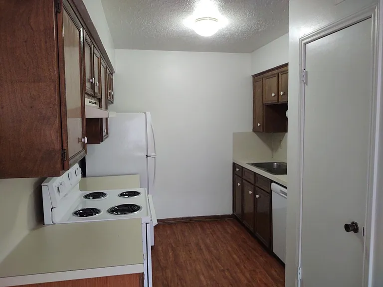 THE OAKS — Photo 15