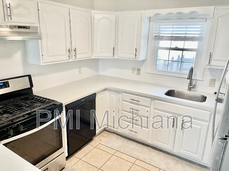1311 E Monroe St — Photo 17