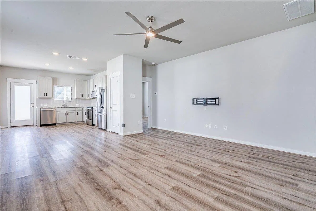 4 bed, 2.5 bath, 2108 sqft, $1,950 — Photo 2